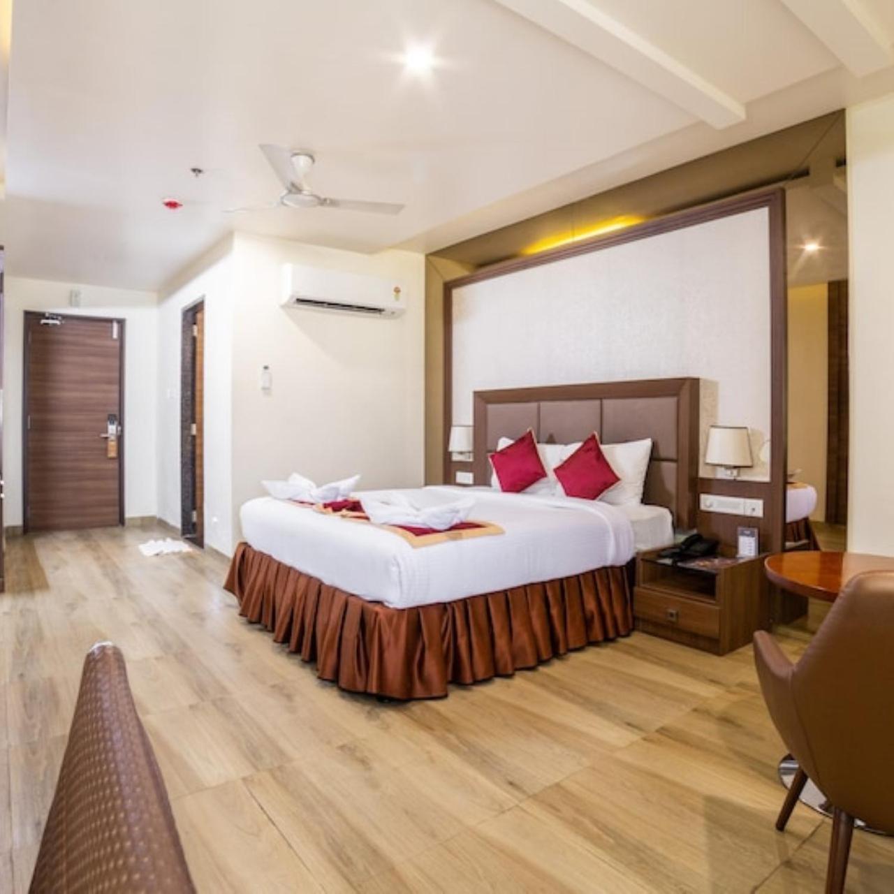 Hotel Svm Grand Medipally Hyderabad Eksteriør billede