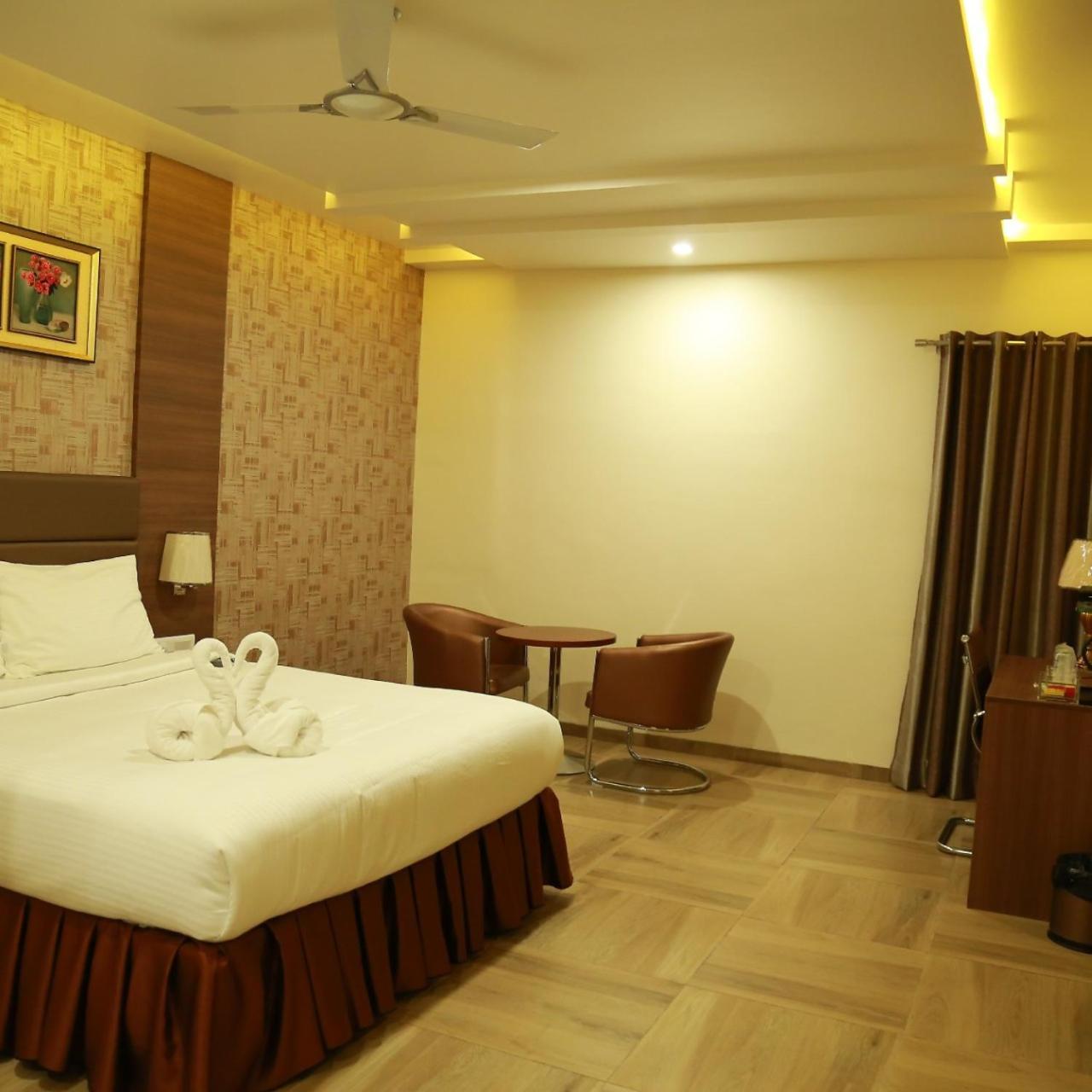 Hotel Svm Grand Medipally Hyderabad Eksteriør billede